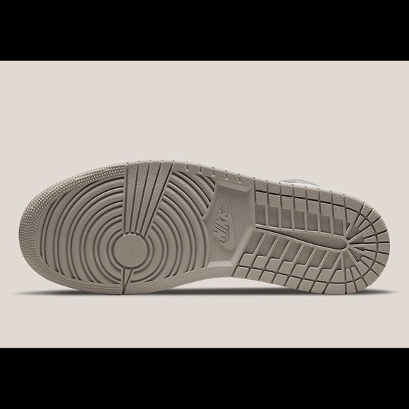 Air Jordan 1 Mid - Picture 3 of 7